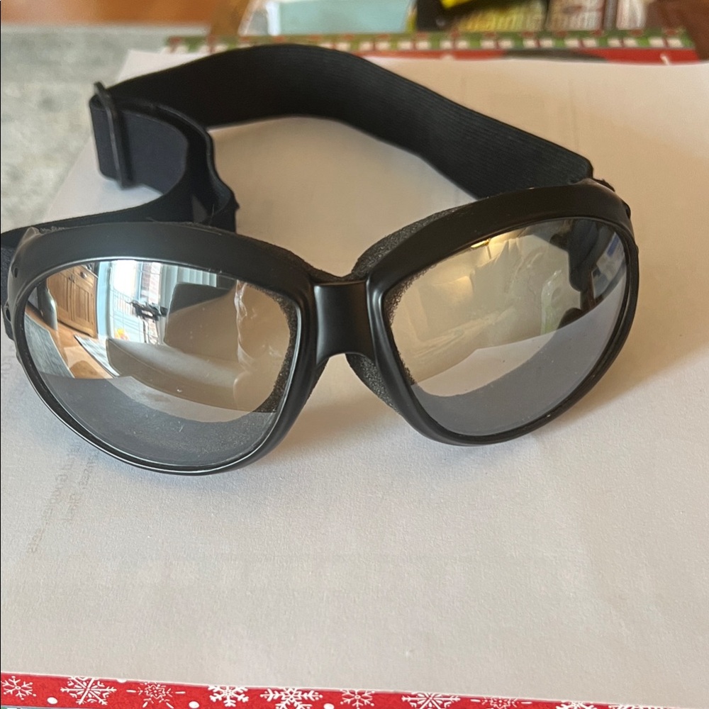 Sleek Black Wearable Tech Goggles